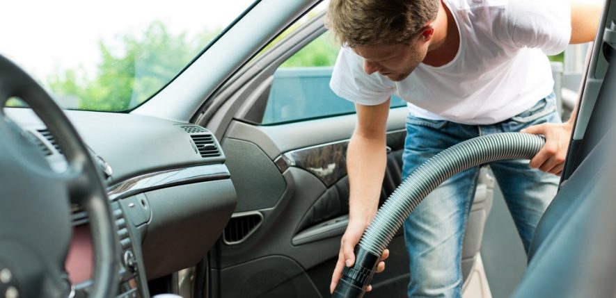 تنظيف الأماكن الضيقة داخل السيارة ضروري